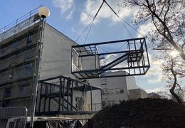 Požární schodiště nového bloku ortopedie už je na svém místě