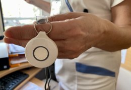 Naše zdravotníky nově chrání SOS tlačítka a silnější ochranka