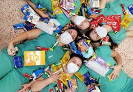 Darované mlsky udělaly zdravotníkům radost