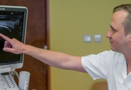 Jak se rychle zotavit po operaci kloubů a páteře? Primář z Nemocnice AGEL Karviná radí začít s rehabilitací co nejdříve