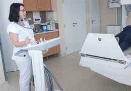 Radiologové pracují s novým skiagraficko-skiaskopickým přístrojem