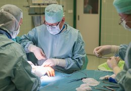 Karvinská hornická nemocnice jako teprve druhá v ČR znovu operuje totální náhrady zápěstí