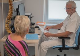 Začíná fungovat druhá telefonní linka pro objednávání do ambulancí chirurgie páteře a ortopedie