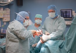 KHN pořídila s přispěním společnosti Mölnlycke nový elektrochirurgický přístroj