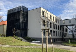 Návštěvy pacientů jsou možné, preventivně je vhodný respirátor či rouška