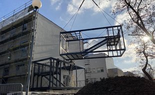 Druhý modul je instalován na své místo.