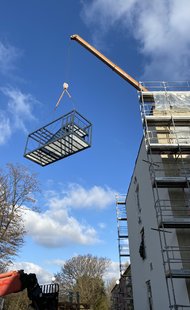 Modul únikového požárního schodiště přemisťuje jeřáb s nejdelším výložníkem v České a Slovenské republice.