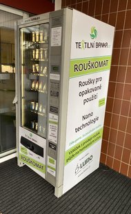 Rouškomat stojí u vstupu do nemocnice.