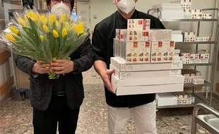 Pozornosti pro našim ženám předali ředitel nemocnice s vedoucím stravovacího provozu.