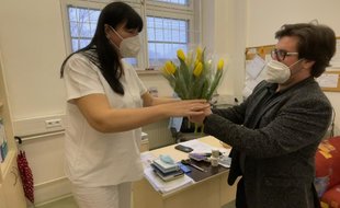 Ženy dostaly kytičku, čaj a sladkou pozornost od naší Danky.