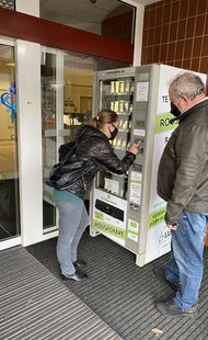 Rouškomat nabízí roušky, antibakteriální gely a jednorázové návleky na boty.