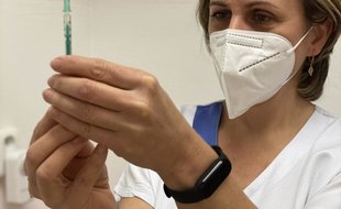 Očkovací dávka se do injekce vtlačuje po mililitrech