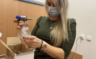 U sestavování plicních ventilátorů nechyběla Bc. Veronika Hrivňáková, která má na starosti přístrojové vybavení KHN.