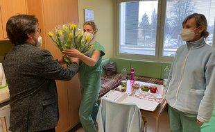 Ženy dostaly kytičku, čaj a sladkou pozornost od naší Danky.