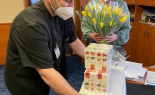 Pozornosti pro našim ženám předali ředitel nemocnice s vedoucím stravovacího provozu.