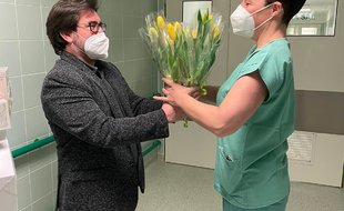 Pozornosti pro našim ženám předali ředitel nemocnice s vedoucím stravovacího provozu.