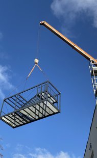 Modul únikového požárního schodiště přemisťuje jeřáb s nejdelším výložníkem v České a Slovenské republice.