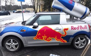 Minicooper RedBull dovezl křídla pro naše zdravotníky.
