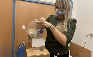 U sestavování plicních ventilátorů nechyběla Bc. Veronika Hrivňáková, která má na starosti přístrojové vybavení KHN.