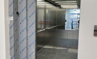 V interiéru probíhají finální úpravy.