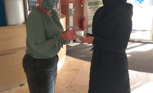 Dvě stovky rouškolapek darovala nemocnici chráněná dílna Lama Stone.