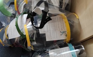 Lidé pro lidi tisknou štíty na 3D tiskárnách.