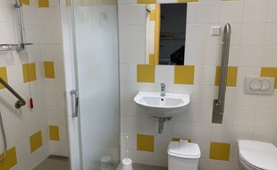 Všechny pokoje na lůžkových odděleních mají vlastní koupelnu.