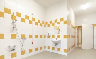 Koupelny i WC v nové budově boří mýty o neuspokojivém stavu sociálního zařízení v nemocnicích.  Foto: Archiv KOMA Modular