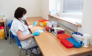 Po provedení AG testu je testovanému vypsáno potvrzení o výsledku. Foto: Milan Haluška