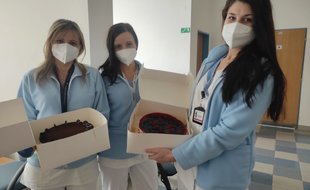Neznámý dárce dovezl našim zdravotníkům dva dortíky z Ollies.