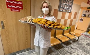 Náměstkyně pro ošetřovatelskou péči Bc. Táňa Bělicová dnes překvapila naše sestřičky bohatou snídaní.