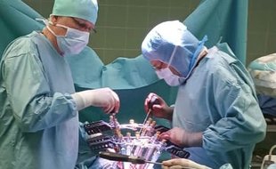 Lékaři KHN operují pomocí systému Ennovate od společnosti B. Braun.