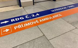 Do příjmové ambulance zavede pacienty oranžová šipka.